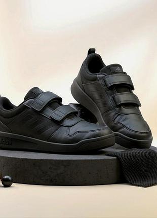 Кроссовки женские черные adidas 23, 5 см стелька 36,5 37 размер распродаж