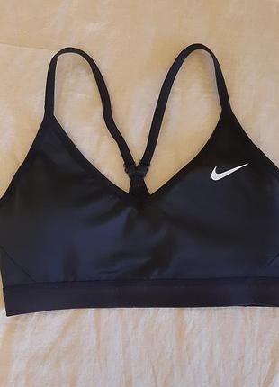 Этот спортивный топ nike indy выполнен в черном цвете с регулируемыми бретелями для легкой поддержки.