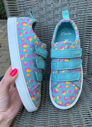 Яркие кеды на липучках для девочки clarks