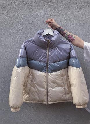 Дуже крута оверсайз куртка з вінілу бежева m/l pull&bear / стильная молодежная куртка с винила беж фиолет