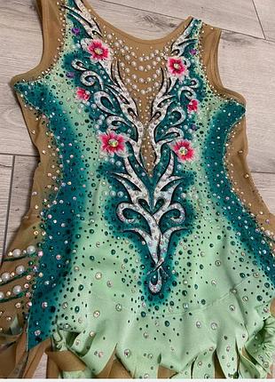 Продам купальникдля художньої гімнастики . купальник зелений, 49-50 см довжина.  купальник - 3650грн  за інформацією в особисті повідомлення