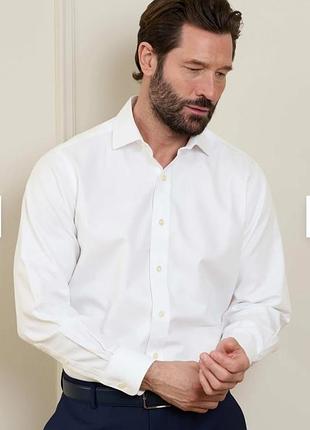 Біла чоловіча сорочка має класичний комір charles tyrwhitt має приталений крій (slim fit)