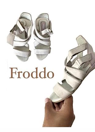 Нові босоніжки для дівчинки froddo ((g415042-1,натуральна шкіра,молочні ) на 33,34 розмір
