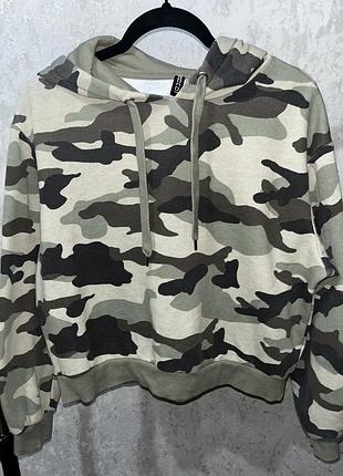 Укорочене камуфляжне кроп-худі h&m divided мілітарі
