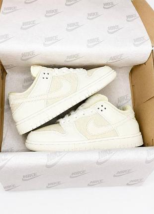 Nike sb dunk 
• ivory beige •