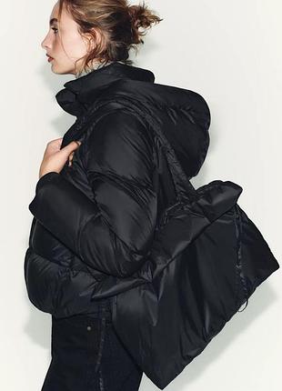 Чорна базова куртка пуховик анорак з капюшоном та дутою сумкою розміри xs l zara / базовый черный пуховик куртка зара с капюшоном и сумкой