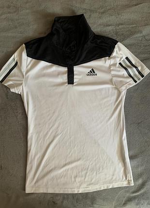 Жіноча футболка-поло adidas, спеціально розроблена для занять спортом, зокрема тенісом або гольфом.