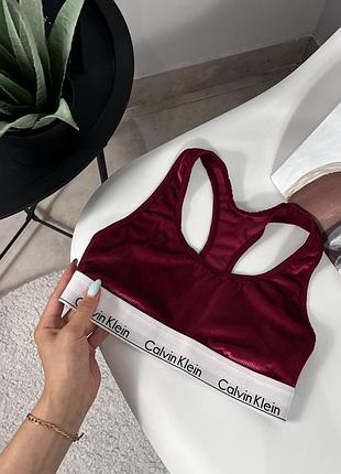 Топ від calvin klein