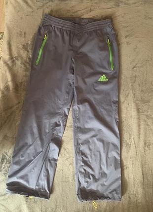 Чоловічі спортивні штани adidas сірого кольору з яскравими салатово-зеленими (neon green) акцентами. ця модель належить до футбольної або тренувальні