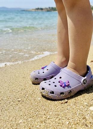 Крокси сабо шльопанці босоніжки з джибітсами метеликами crocs iconic comfort (оригінал)