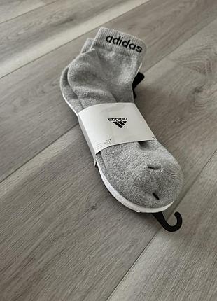 Нові шкарпетки adidas розміром 43-45. у наборі є 3 пари в різних кольорах.білі сірі та чорні