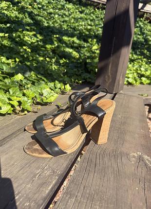 Фірмові шкіряні босоніжки aldo