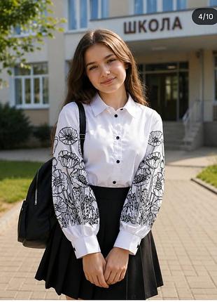Шикарна шкільна сорочка блузка  з вишивкою маки