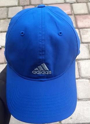 Новая синяя бейсболка adidas имеет регулируемый ремешок и вышитый логотип бренда.one size.отличное состояние.