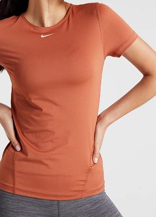 Женская спортивная футболка nike размер м
