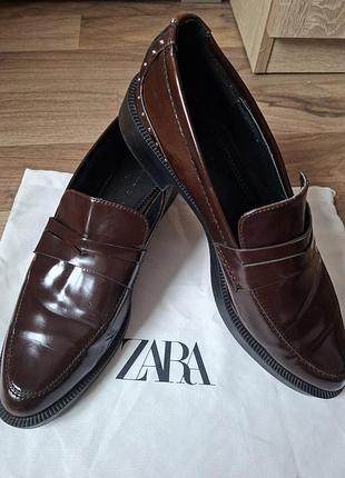 Темнокоричневі лаковані шкіряні лофери zara розмір 41
