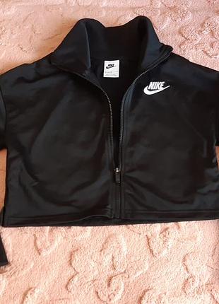 Этот укороченный спортивный джемпер nike черного цвета выполнен из полиэстера и имеет воротник-стойку.