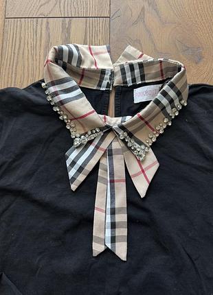 Бавовняний лонгслів з камінцями і коміром в стилі burberry