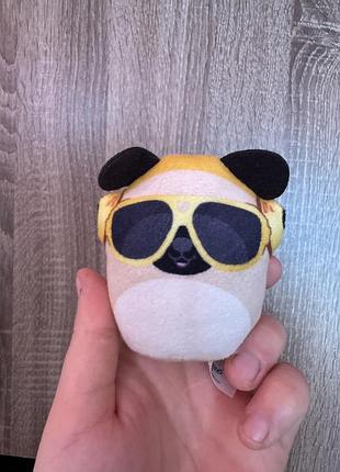 М'яка іграшка — це squishmallow prince the pug з mcdonald's happy meal, яка має чорні сонцезахисні окуляри