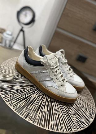 Кросівки від бренду russel&bromley