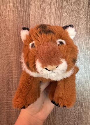 М'яка іграшка схожа на тигреня від бренду wwf або wild republic, що характеризується реалістичним дизайном та пухнастим