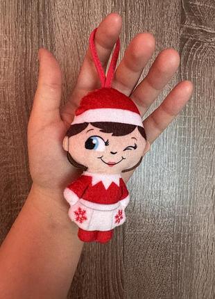 Цей маленький ельф — м'яка іграшка-брелок the elf on the shelf з колекції, що раніше була доступна у mcdonald's