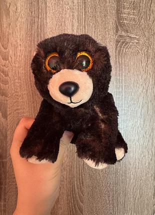 Це м'яка іграшка ty beanie babies kodi, впізнавана за характерними великими блискучими очима.