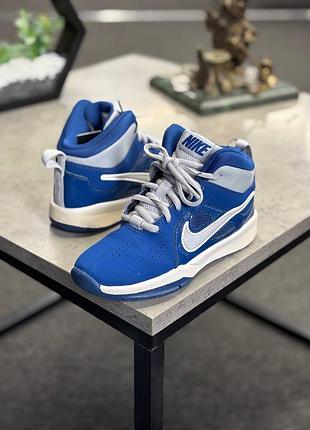 Сині кросівки nike team hustle d 6 з сірими акцентами, популярна модель дитячого баскетбольного взуття.
