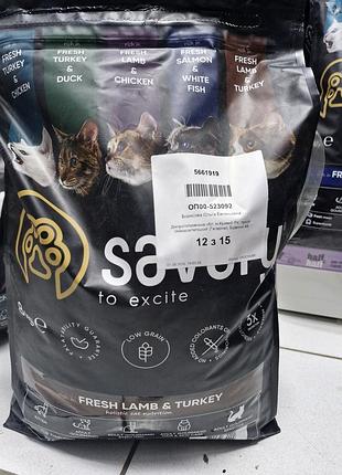 Сухий корм для котів класу холістик бренду savory, зокрема лінійка adult cat sensitive digestion зі смаком ягняти та індички.