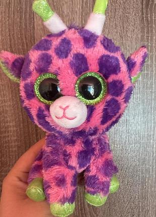 Ця м'яка іграшка — рожевий жираф gilbert із серії beanie boos від бренду ty