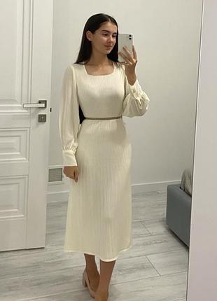 Елегантна жіноча сукня