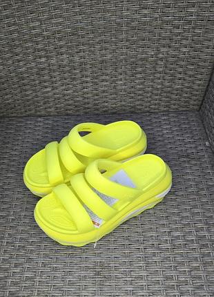 Шлепки crocs mega crush