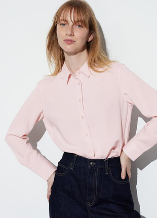 Рубашка uniqlo нежно-персикового цвета с длинными рукавами и классическим воротником