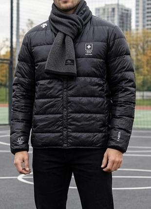 Черная стеганая куртка descente с логотипом швейцарской олимпийской сборной.