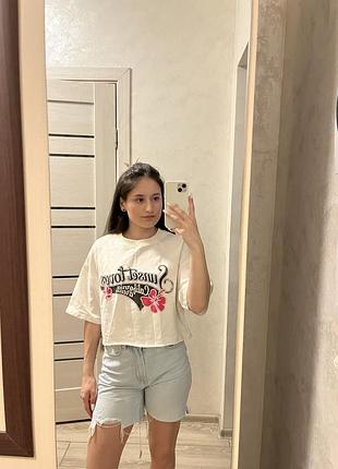 Футболка молочна вкорочена bershka
