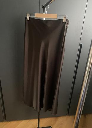 Довга атласна спідниця темно коричневого кольору бренда zara розмір xs