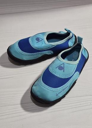 Детские аквашузы (коралловые тапочки) aqua sphere beachwalker kids в сине-голубом цвете.