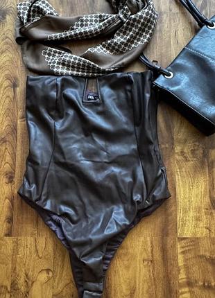 Коричневий бодік з екошкіри zara