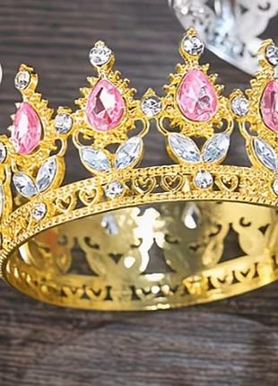 Золота корона на торт з червоними камінчиками. діамет 8 см висота 4,5