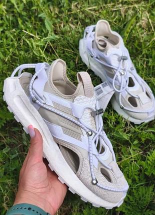 Бежевые сандалии – это модель adidas x craig green retropy sandal, отличающаяся уникальной системой эластичной шнуровки.