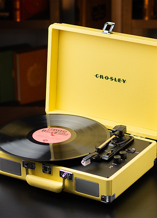 Виниловый проигрыватель cruiser plus with bluetooth in/out от crosley и пластинка в подарок