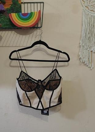 Топ корсет на бретельках с кружевом pretty little thing