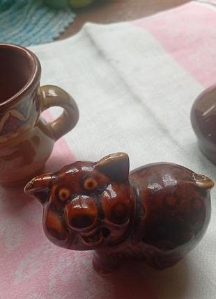 Глиняные фигурки,глечики,миниатюра.3 штуки лот(свинка статуэтка,та 2 кувшина)
производство 1980 г,в хорошем состоянии.