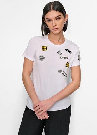 Футболка dkny с нашивками
