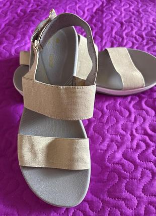 Оригінальні босоніжки сандалі на резинках липучках clarks