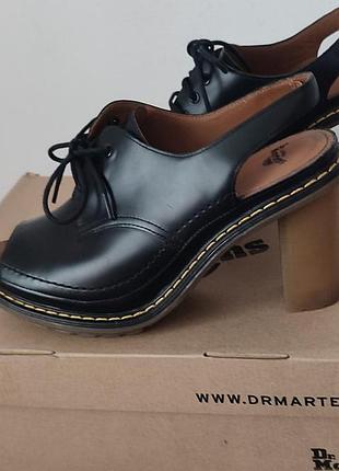 Новые женские босоножки dr. martens airwair tara 15039001 packard black noir. 
размер: eu 39 / u9 6 / us 8
длина стельки: 25 см
высота каблука: 9,5 см