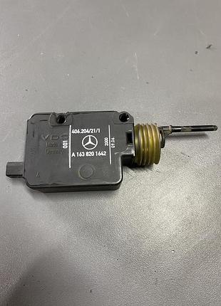 Привод лючка бака mercedes ml163 (1638201642)