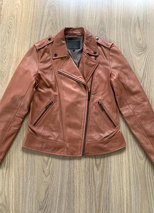 Женская бежевая кожаная куртка косуха в мото стиле massimo dutti