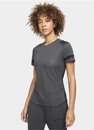 Жіноча футболка nike dri-fit academy сірого кольору з чорним логотипом swoosh на грудях
