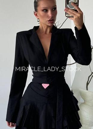 Prettylittlething чорна котонова сукня на гудзиках з підплечниками та цікавим поясом спереду